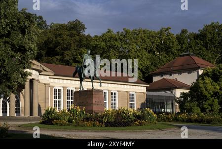 Statua equestre del re Guglielmo i di fronte a Grosser Kursaal, Koenigsplatz, Bad Cannstatt, Stoccarda, Baden-Wuerttemberg, Germania, Europa Foto Stock