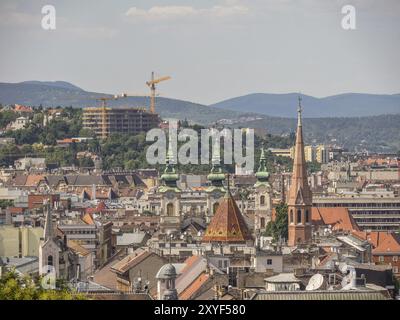 Panorama di una città con molti tetti e gru da costruzione sullo sfondo, budapest, danubio, ungheria Foto Stock