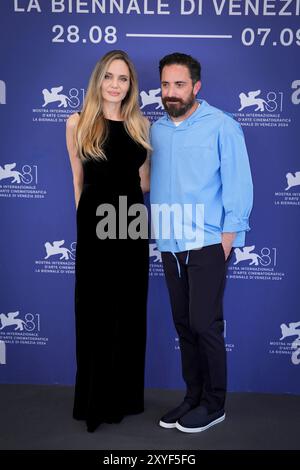 Lido di Venezia, Italia. 29 agosto 2024. L'attrice STATUNITENSE Angelina Jolie e il regista Pablo Larrain partecipano a una chiamata fotografica per il film "Maria" durante la 81a Mostra Internazionale d'Arte cinematografica di Venezia il 29 agosto 2024 a Venezia. (Foto di Daniele Cifala/NurPhoto) credito: NurPhoto SRL/Alamy Live News Foto Stock