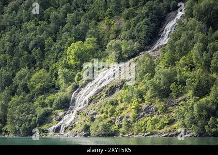 La cascata nel Geirangerfjord in Norvegia Foto Stock