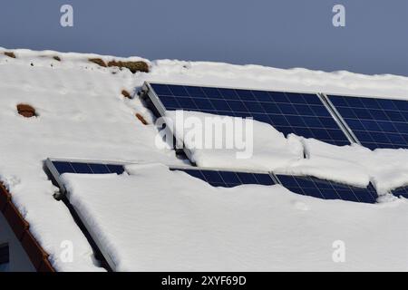 Pannelli solari con neve in inverno Foto Stock