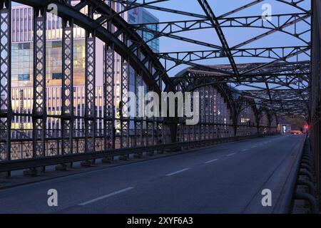L'Hackerbruecke di Monaco alle prime ore del mattino Foto Stock