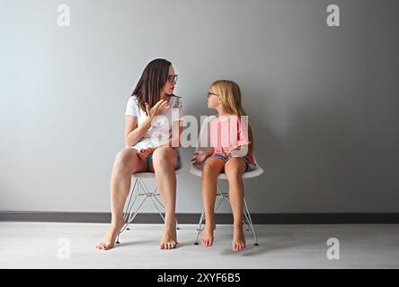 Furious giovane madre in una discussione con la sua piccola figlia. Problemi tra generazioni concept Foto Stock