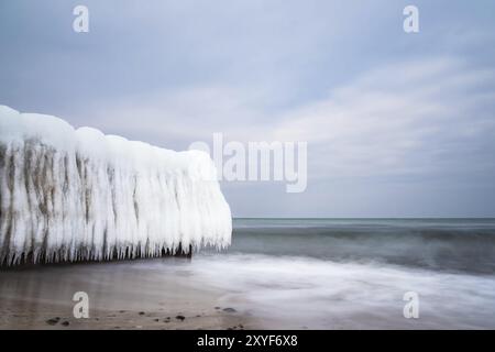 Inverno sulla costa del Mar Baltico vicino a Kuehlungsborn Foto Stock