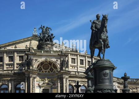 Statua equestre e Semperoper a Dresda Foto Stock