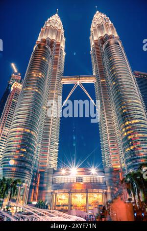 KUALA LUMPUR, MALESIA - 28 LUGLIO 2017. Grattacielo Petronas Twin Towers al crepuscolo il 28 luglio 2017. L'edificio più alto del mondo e rimane il Foto Stock