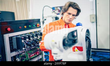 Manutenzione e riparazione della macchina robotizzata per saldatura automatica presso la linea di produzione nello stabilimento industriale. Foto Stock