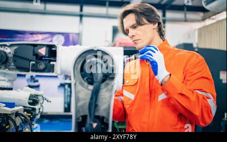 Manutenzione e riparazione della macchina robotizzata per saldatura automatica presso la linea di produzione nello stabilimento industriale. Foto Stock