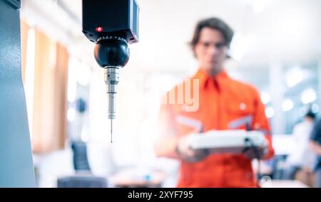 Misurazione ravvicinata dei dettagli della sonda rilevando il sensore della testa nella linea di produzione nello stabilimento industriale. Messa a fuoco selettiva Foto Stock