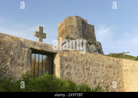 Castillo y cementerio de Cabrera (ss. XIV-XV) . Parque nacional maritimo terrestre de Cabrera.Baleares.Espana Foto Stock