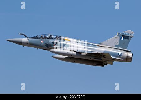 Aereo da combattimento Hellenic Air Force Dassault Mirage 2000 in volo sulla base aerea di Larissa. Grecia - 4 maggio 2017 Foto Stock