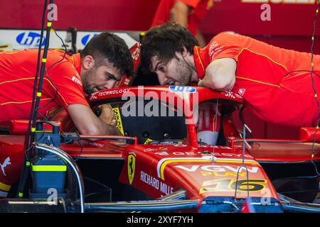 Autodromo di Monza, Monza, Italia. 29.August.2024; Scuderia Ferrari F1 e ingegnere in garage durante il Gran Premio d'Italia di Formula 1 crediti: Jay Hirano/AFLO/Alamy Live News Foto Stock