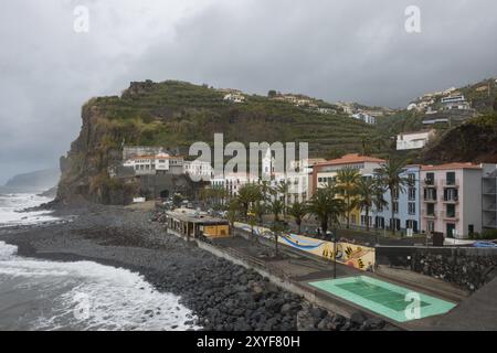 Vista di Ponta do Sol village a Madera Foto Stock