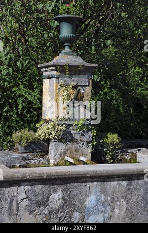 Vecchia fontana storica con rubinetto curvo beccuccio per l'acqua potabile permanente fornitura di acqua potabile acqua potabile pulita per il consumo umano cibo Foto Stock