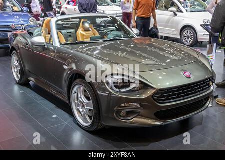 Fiat 124 Spider al salone dell'autosalone di Bruxelles Expo. Belgio - 19 gennaio 2017 Foto Stock