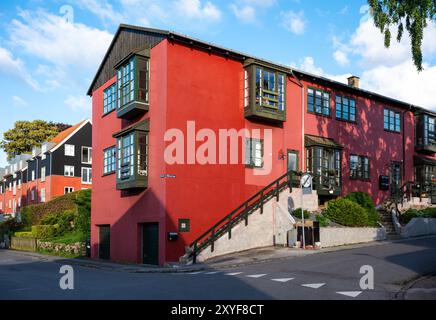 Praesto, Seeland, Danimarca, 22 luglio 2024 - case colorate nel porto turistico Foto Stock