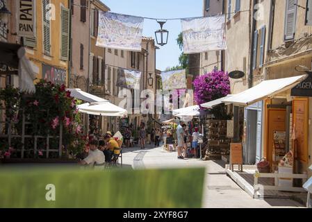 Vicolo con negozi nel centro storico di Bormes-les-Mimosas, Provence-Alpes-Cote d'Azur, Francia, Europa Foto Stock