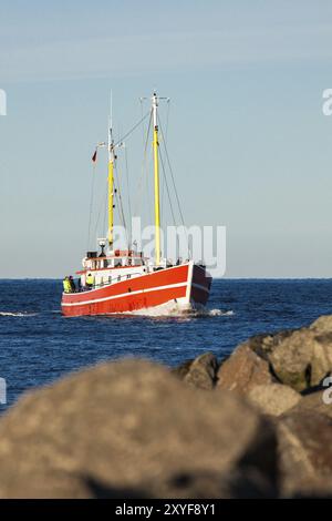 Un peschereccio sul Mar Baltico al largo di Warnemuende Foto Stock