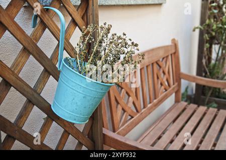 Un secchio di fiori Foto Stock