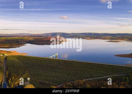 Drone vista panoramica aerea del lago Sabugal Dam con perfetto riflesso, in Portogallo Foto Stock