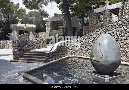 Uovo mammut e vista generale del labirinto di Joan Miro Foto Stock