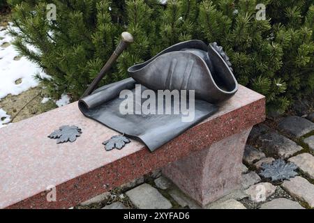 Bench Kant con il suo cappello, il bastone e il manoscritto. Museo del mondo dell'oceano, Kaliningrad (Koenigsberg prima del 1946), Russia, Europa Foto Stock