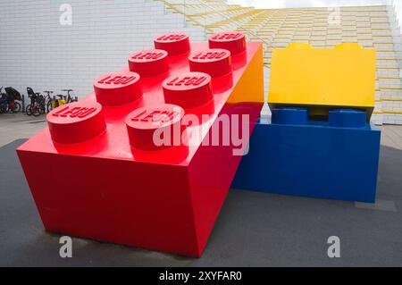 Una pila di tre colorati mattoni Lego fuori casa Lego a Billund, Danimarca Foto Stock