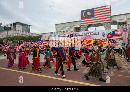 Kuala Lumpur, Malesia. 29 agosto 2024. I partecipanti multirazziali marciano durante la 67a giornata Nazionale delle prove di parata. Hari Merdeka (giorno dell'indipendenza) è una giornata nazionale della Malesia. Commemora l'indipendenza della Federazione della Malesia dal dominio coloniale britannico. (Foto di Wong Fok Loy/SOPA Images/Sipa USA) credito: SIPA USA/Alamy Live News Foto Stock