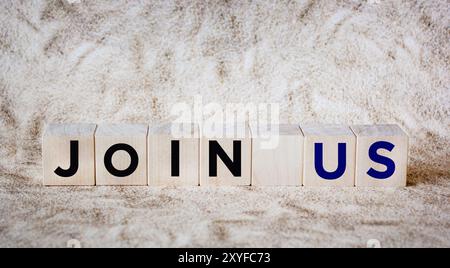 Unitevi a noi, Symbol. Parola concettuale Unisciti a noi su blocchi di legno. Business concept e unisciti a noi. Copia spazio Foto Stock