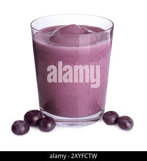 Gustoso frullato di acai in vetro e frutti di bosco isolati su bianco Foto Stock