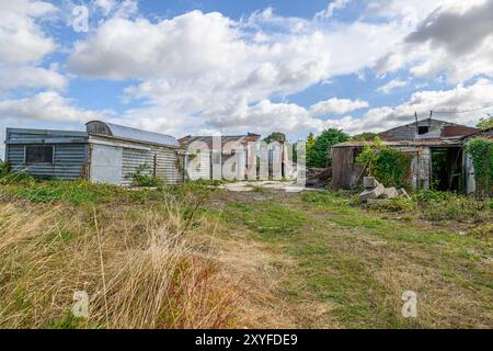 Derelict Dairy Farm ad Aston, OxfordshireCloudy Skies Foto Stock