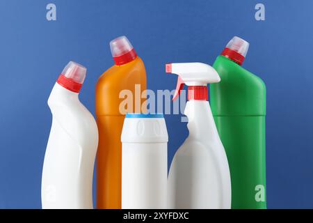 Diversi servizi igienici su sfondo blu, primo piano Foto Stock