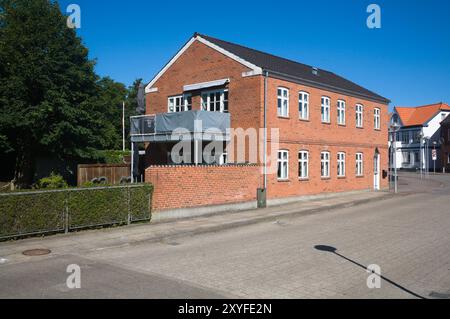 Casa cittadina a due piani sul fiume a Sonder Felding, nel centro dello Jutland Foto Stock