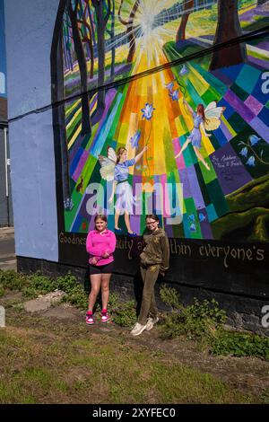 Kirkdale, Liverpool, UK, Flower Street Project 29 agosto 2024. Il progetto Flower Streets è una celebrazione di Kirkdale e dei suoi abitanti, e ha già portato alla realizzazione di nove murales su larga scala sull'estremità delle case, ognuno dei quali rappresenta i fiori omonimi di ogni strada. Le opere d'arte sono una celebrazione della comunità e mirano a ringiovanire l'area, oltre ad affrontare la questione del comportamento antisociale. E ora alla collezione verranno aggiunti altri due pezzi incredibili. L'artista visiva Madeleine Pires, che è stata responsabile di tutto il lavoro fino ad oggi, è tornata a Kirkdale Foto Stock