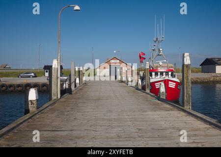 Porto di Thorsminde con una barca da pesca ormeggiata presso il pontile Foto Stock