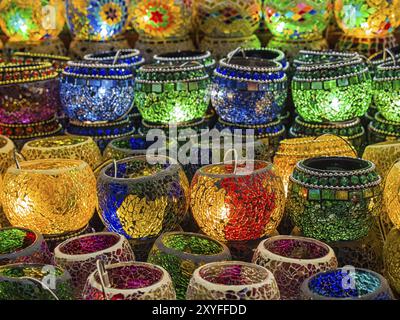 Luci da tè in un bazar di Istanbul Foto Stock