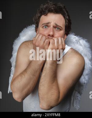 Il sig. Angelo con ali bianche. Crazy personaggio ritratto Foto Stock