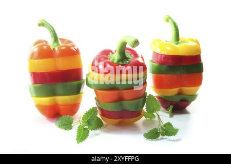 Peperoni di diversi colori su sfondo bianco Foto Stock