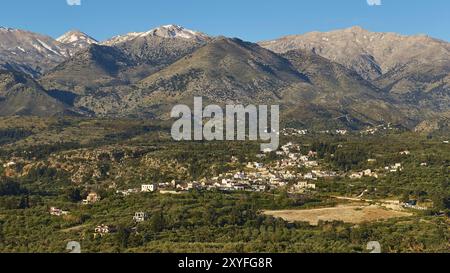 Un pittoresco villaggio immerso in una valle verde, circondato da alte montagne, Lefka Ori, White Mountains, massiccio montuoso, ovest, Creta, Grecia, Europ Foto Stock