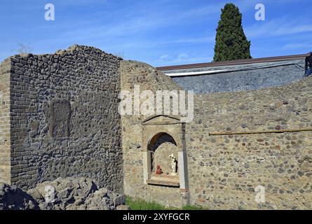 L'interno della casa, il cielo blu e l'albero di cipresso Foto Stock