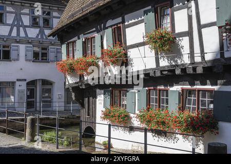 La casa pendente, storica casa in legno, vista nel quartiere dei pescatori e nella città vecchia di Ulm, Baden-Wuerttemberg, Germania, Europa Foto Stock