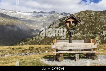 Santuario con panchina sulle montagne dell'alto Adige, Italia, Europa Foto Stock