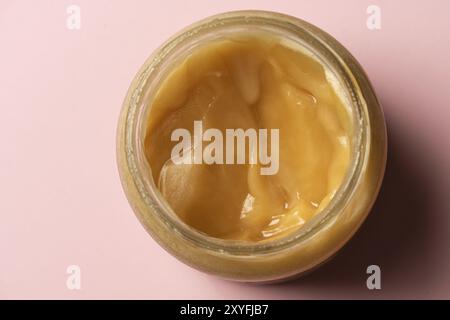 Un lattone aperto sul miele visto dall'alto Foto Stock