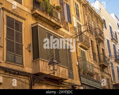 Vicolo stretto della città vecchia con edifici storici, colori caldi, persiane e balconi, atmosfera rustica, palma di Maiorca, mallorca, le baleari sì Foto Stock