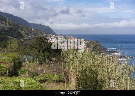 Vista di Seixal dalle cascate del velo nuziale veu da noiva miradouro punto panoramico a Madeira, Portogallo, Europa Foto Stock