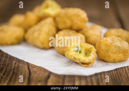 Porzione di peperoncini fatti in casa su sfondo in legno (messa a fuoco selettiva, foto ravvicinata) Foto Stock