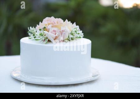 Torta di Nozze belle decorate con rose rosa Foto Stock