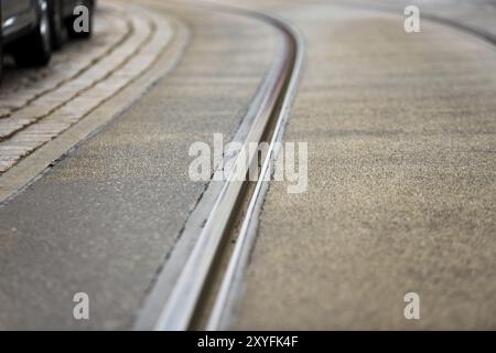 I binari del tram in una strada di Berlino Foto Stock