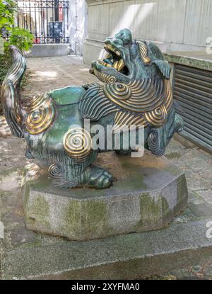 Parigi, Francia - 07 20 2024: Museo Cernuschi. Drago di bronzo all'esterno del museo d'ingresso, Cina Foto Stock