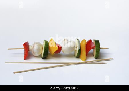 Spiedini di verdure colorati e spiedini barbecue Foto Stock